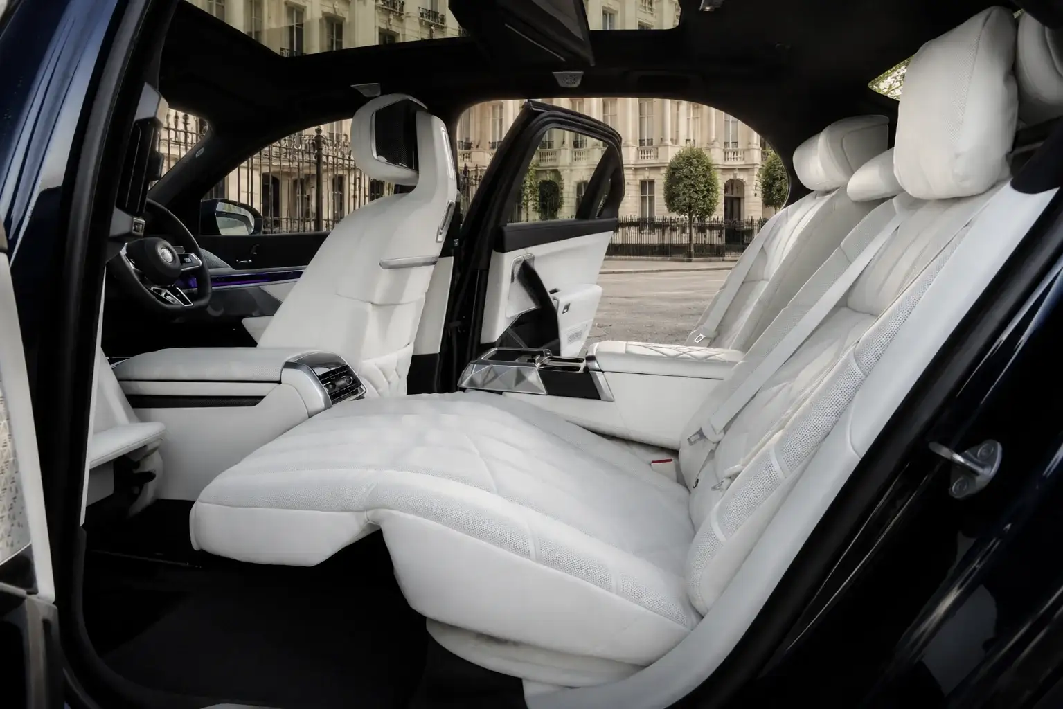 BMW i7